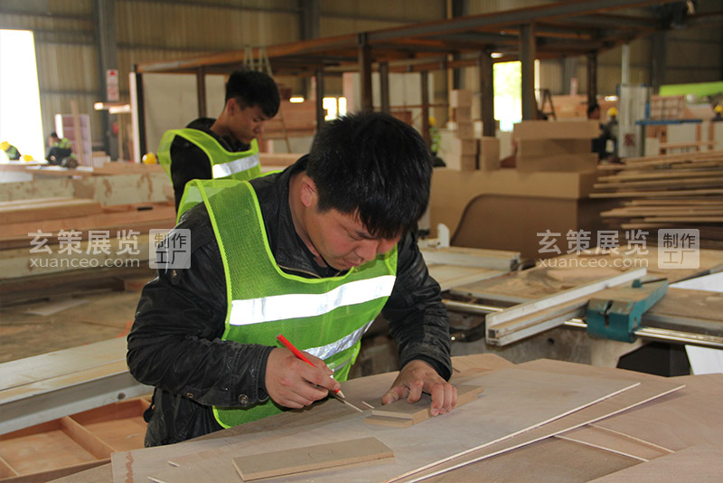 黄瓜视频在线观看展览工厂木工工人